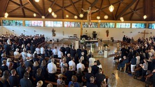 Der bei einem Messerangriff getötete Student Marius Dick wird in Landstuhl beigesetzt - Blick in die voll besetzte Kapelle