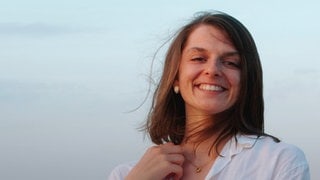 junge Frau, die von ihrer narzisstischen Mutter kontrolliert wird