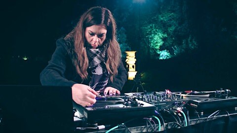 Mariam Rezaei an den Turntables