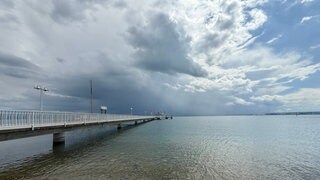 Dunkle Wolken und Gewitter, daneben Sonnenschein am Yachthafen von Immenstadt mit Blick auf den Bodensee - 01.08.2025