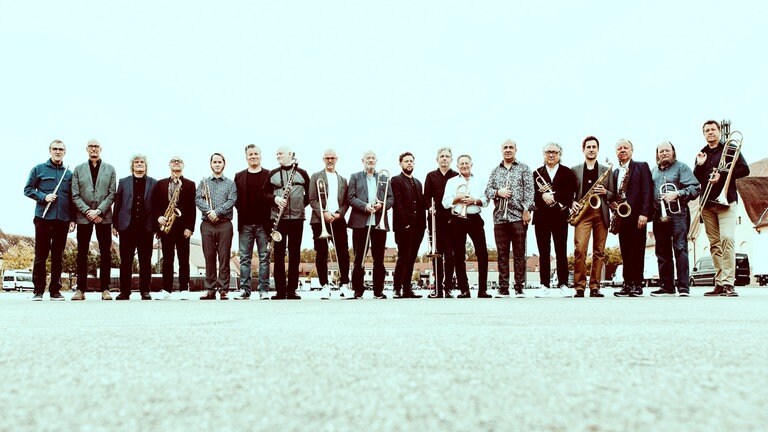 Zusammen mit Calum Scott tritt die SWR Big Band beim SWR3 New Pop Festival 2025 in Baden-Baden auf.