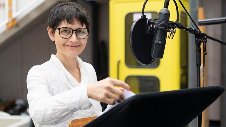 Natali Seelig in der Rolle als Kundin und Mutter bei den Tonaufnahmen im Studio