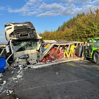 Ein mit Ketchup beladener Lkw ist auf der A81 bei Tauberbischofsheim umgekippt.