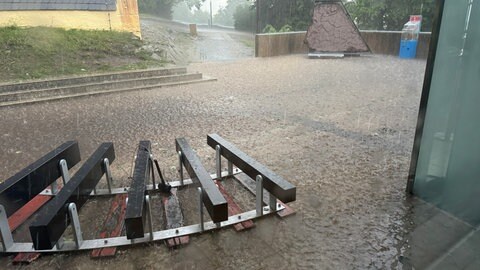 Ein Unwetter hat Burg Lichtenberg und Ortschaften der VG Kusel-Altenglan überflutet.