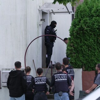 Einsatzkräfte der Polizei stürmten und durchsuchten am Freitagmorgen eine Wohnung in Stuttgart. Bei dem Einsatz im Ortsteil Zuffenhausen ging es um die Sicherung von Beweisen.