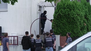 Einsatzkräfte der Polizei stürmten und durchsuchten am Freitagmorgen eine Wohnung in Stuttgart. Bei dem Einsatz im Ortsteil Zuffenhausen ging es um die Sicherung von Beweisen.