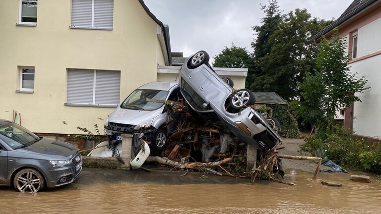 Autos wie Spielzeug: Die Wassermassen haben große Teile der Bad Neuenahrer Innenstadt verwüstet. 