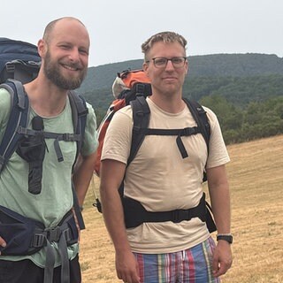 Student Oliver Möller (r.) und Tanzlehrer Simon Kieke wandern aus Protest nach Berlin