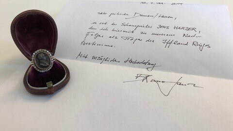 Jens Harzer erhält den Iffland-Ring von Bruno Ganz, dem früheren Träger der renommierten Auszeichnung für Schauspieler im deutschsprachigen Raum.