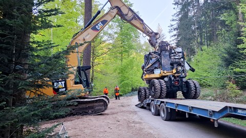 Nach seiner Bergung wurde der verunglückte Bagger bei Forbach mithilfe eines Tiefladers abtransportiert.