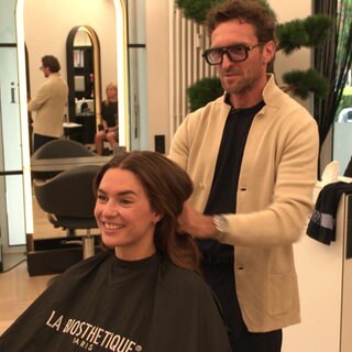 Alexander von Trentini hat zwei Friseursalons in Wiesbaden und wird für internationale Events, wie die Fashion Week in Paris und New York gebucht.