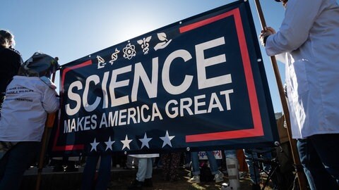 Demonstrierede halten ein Schild auf dem "Science makes America great" steht. Trumps Politik könnte Forschung auch in Baden-Württemberg beeinflussen.