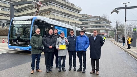 Verkehrsminister Winfried Hermann bei der Übergabe eines Förderbescheides am Freitag in Ulm: Acht Elektrobusse fahren inzwischen in der Stadt und es sollen mehr werden. Das Land Baden-Württemberg fördert die Umstellung auf einen emissionsfreien Busverkehr in Ulm mit fast 25 Millionen Euro. 