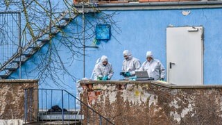 In Schrozberg soll ein Mann seine Ehefrau mit mehreren Schüssen getötet haben. Die Polizei sicherte vor Ort Spuren. 