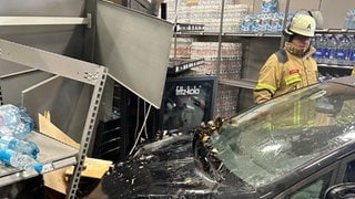 In Sigmaringen ist eine Seniorin am Montag in das Getränkelager eines Supermarktes gekracht. Dabei entstand ein Sachschaden von rund 50.000 Euro. 