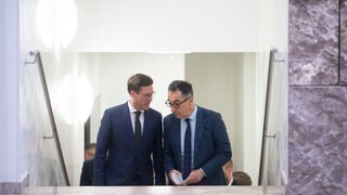 Cem Özdemir (Grüne) und Manuel Hagel (CDU) sprechen miteinander.