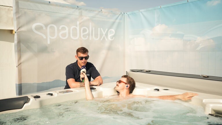 Reporter Luka Robic in der Live-Schalte mit Benedikt vom Whirpool-Stand.