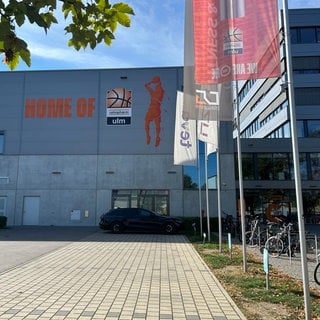 Der Ulmer Basketballverein BBU 01 hat Schwierigkeiten, einen Kredit fristgercht an die Stadt Ulm zurückzuzahlen. Ein Grund: Der für Breiten- und Nachwuchssport genutzte Teil des Trainingszentrums Orange Campus ist deutlich teurer geworden als geplant.