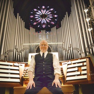 James D. Hicks vor der Orgel des Nidaros-Doms Trondheim Norwegen