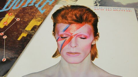 Schallplatten mit Alben von David Bowie, darunter "Aladdin Sane" | Frank Schätzing über sein Buch "Spaceboy" und David Bowie