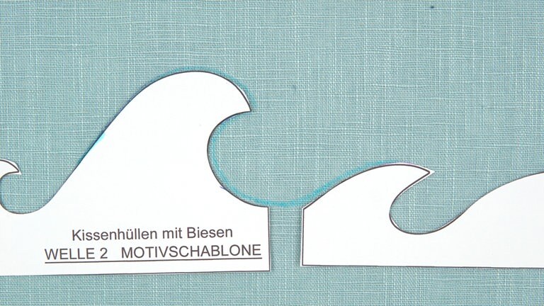 Wenn Sie Welle 1 mit Welle 2 kombinieren möchten, die zwei Schablonen mit etwas Abstand zueinander setzen und “flüssig” mit Marker oder Kreidestift verbinden.