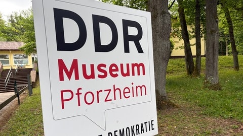 Das Schild des DDR-Museums in Pforzheim