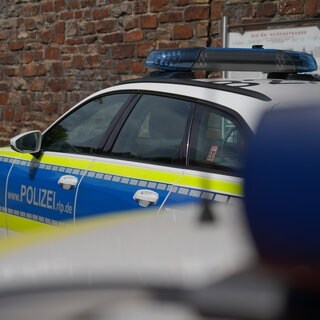 Raubüberfall in Sinzig: Einsatzfahrzeuge der Polizei stehen an einer Bankfiliale - der Täter ist weiter flüchtig