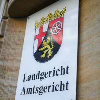 Ein mutmaßlicher Wormser Drogendealer muss sich vor dem Mainzer Landgericht verantworten. 