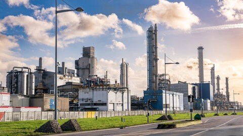 Düngemittelfabrik in der Normandie (Frankreich): Viele Pflanzen erhalten ihren Stickstoff heute über Kunstdünger, der im energieintensiven Haber-Bosch-Verfahren überwiegend aus Erdgas erzeugt wird - eine Lösung, für die die Uni Freiburg mit Bakterien neue Alternativen entwickelt.