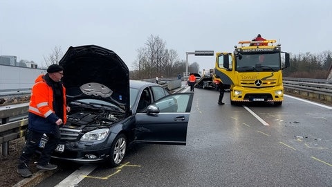Autos sind zerbeult und werden abgeschleppt. Auf der B27 bei Hechingen hat es am Mittwochmorgen eine Massenkarambolage gegeben.