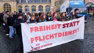 Junge Menschen demonstrieren in Koblenz gegen die Einführung einer Wehrpflicht. Auch in anderen rheinland-pfälzischen Städten haben Schüler und Schülerinnen zum Schulstreik aufgerufen.