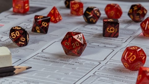 Dungeons & Dragons ist ein Tabletop-Rollenspiel, bei dem eine Gruppe von Spielenden gemeinsam mit einem Spielleiter fantastische Abenteuer durch Erzählung und Würfelwürfe erlebt. Das Spiel wurde 1974 veröffentlicht, war in den 1980ern erstmals sehr populär und erlebte ab den 2010er-Jahren durch "Stranger Things" ein Comeback – gleichzeitig legte es mit Konzepten wie Charakterklassen und Erfahrungspunkten die Grundlage für moderne Video- und Rollenspiele.
