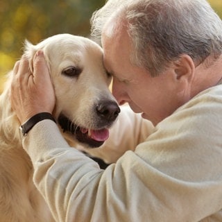 Alter Hund mit Herrchen