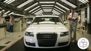 Ein Audi A8 während der Qualitäts·überprüfung im Audi-Werk Neckarsulm. Ein Mann steht neben dem weißen Auto. Rechts das SWR Logo für Leichte Sprache.
