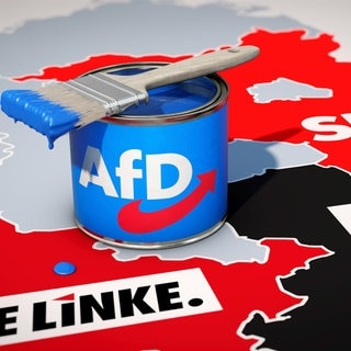 Ein Farbtopf mit der Aufschrift AfD, daneben die Logos von SPD und CDU. Auch in RLP hat die AfD kräftig zugelegt. 