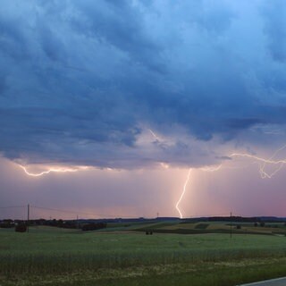Symbolbbild: Wetterfeature. Ein Blitz zuckt bei einem Sommergewitter am abendlichen Himmel östlich von Freudenstadt.