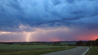 Symbolbbild: Wetterfeature. Ein Blitz zuckt bei einem Sommergewitter am abendlichen Himmel östlich von Freudenstadt.