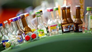 Leere, kleine Schnapsflaschen aufgereiht nebeneinander. In Altshausen hat sich ein Betrunkener bei einer Fastnachtsfeier mit Polizisten angelegt.