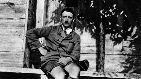 Adolf Hitler (1889 - 1945) im Trachtenanzug während seiner Landsberger Haft (Foto 1924): Kurz vor Weihnachten 1924 kommt der gescheiterte Putschist Adolf Hitler aus der Haft frei und muss neu anfangen.