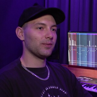 Repper Leonel Schmidt sitzt am Mischpult