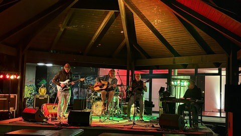 Eine Band spielt in einem Pavillon auf dem Nachtwandel.