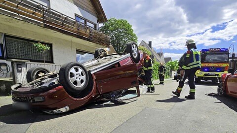 Nach einem Unfall liegt ein Auto in Ingelheim auf einer Straße auf dem Dach. 