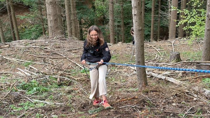 AWO Herbstfreizeit im Wald bei bad Neuenahr-Ahrweiler. Ein Mädchen seilt sich ab