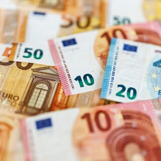 Zahlreiche Euro-Banknoten mit verschiedenen Werten liegen auf einem Tisch: Das Land Baden-Württemberg will Kommunen finanziell helfen
