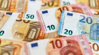 Zahlreiche Euro-Banknoten mit verschiedenen Werten liegen auf einem Tisch: Das Land Baden-Württemberg will Kommunen finanziell helfen