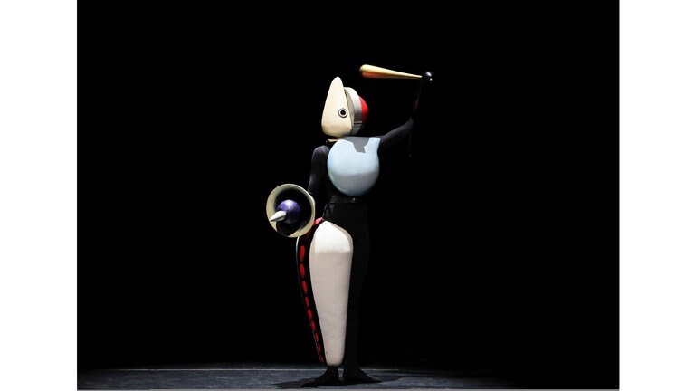 Der Abstrakte aus dem Triadischen Ballett von Oskar Schlemmer (1922) in der Rekonstruktion von Gerhard Bohner (1977). Kostüm: Ulrike Dietrich. Aufführung im Juni 2025 am Prinzregententheater München. 