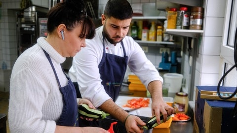 Zwei Geflüchtete kochen in der Küche des Refugio in Hechingen (Zollernalbkreis).
