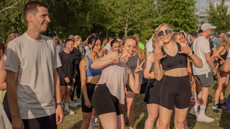 "Run and Rave" in Konstanz Mitte Juni: Schon beim Aufwärmen herrschte beste Stimmung.
