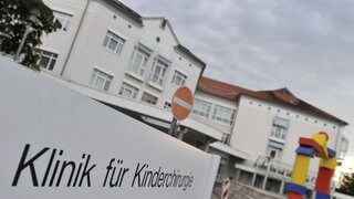 Schild mit Aufschrift "Klinik für Kinderchirurgie": Drei Babys sterben in der Mainzer Uniklinik. Die Ursache sind verkeimte Infusionen, die auch weitere Säuglinge erhalten haben. Es ist der 23. August 2010.