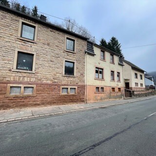 An der Ehranger Straße bleiben einige Häuser auch weiterhin Baustellen.  